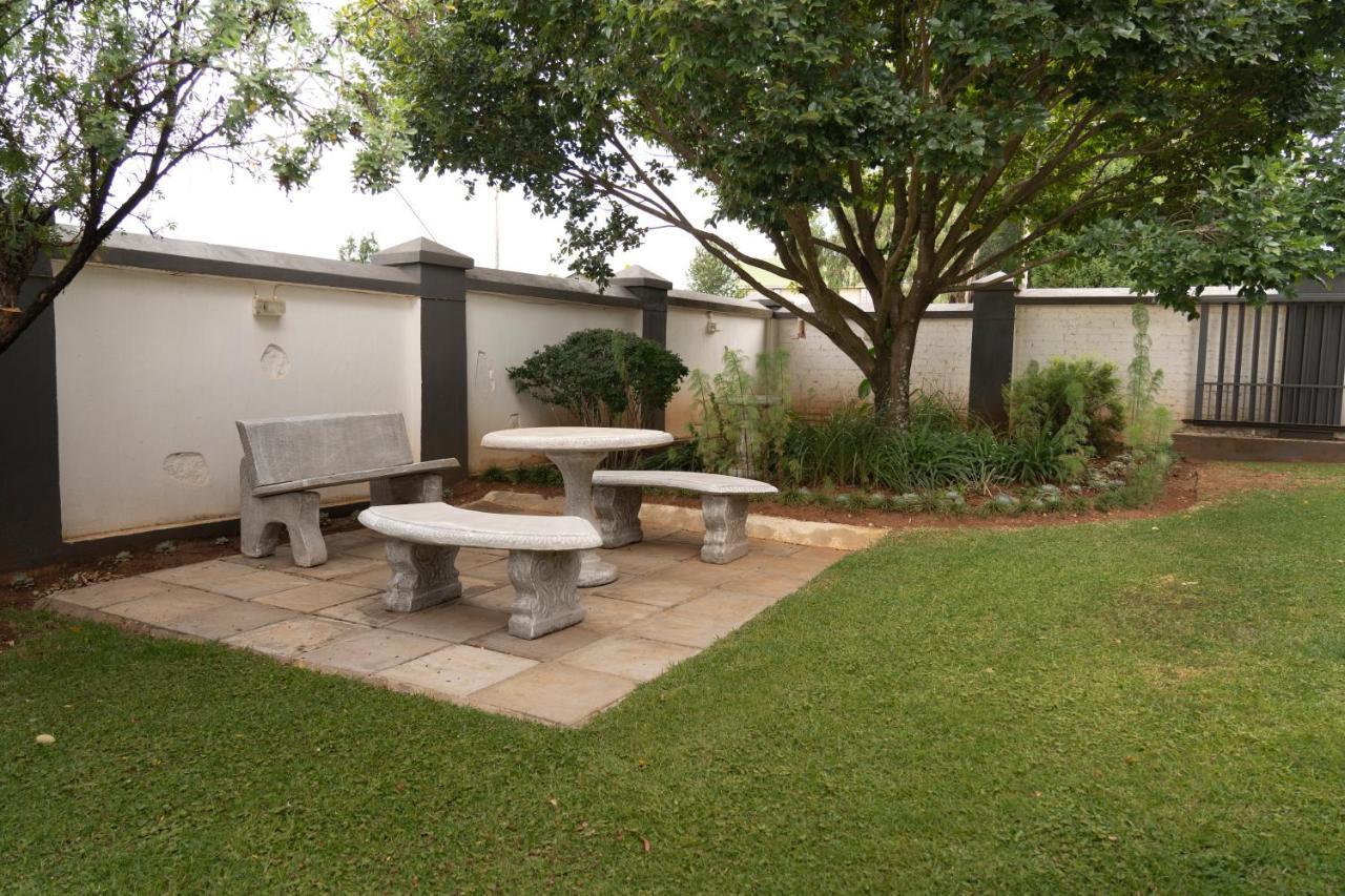 Rueby'S Guesthouse Dullstroom Exteriér fotografie